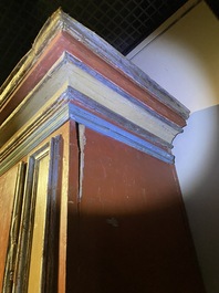 Een paar grote Italiaanse polychrome houten tweedeurskasten met wapenschilden, 17e eeuw