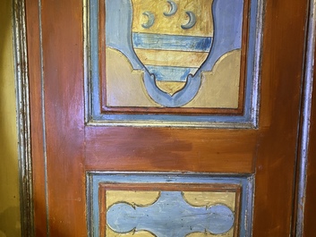 Paire de grandes armoires &agrave; deux portes en bois polychrom&eacute; &agrave; d&eacute;cor de blasons, Italie, 17&egrave;me