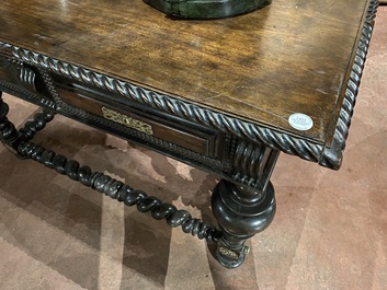 Een deels ge&euml;boniseede notelaren tafel op getorst onderstel met balusterpoten, 19e eeuw