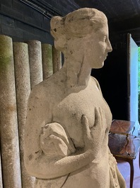 Een groot stenen tuinbeeld met een vrouwenfiguur naar antiek voorbeeld, 20e eeuw