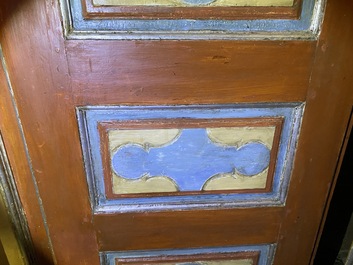 Paire de grandes armoires &agrave; deux portes en bois polychrom&eacute; &agrave; d&eacute;cor de blasons, Italie, 17&egrave;me