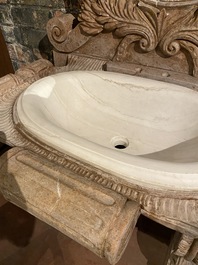 Een marmeren wastafel met bijhorende spiegel in historiserende stijl, 20e eeuw