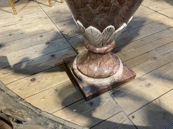 Une paire d'imposants vases en marbre &agrave; d&eacute;cor d'aigles, 20&egrave;me