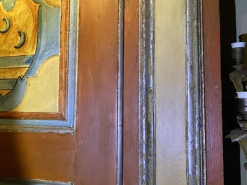 Paire de grandes armoires &agrave; deux portes en bois polychrom&eacute; &agrave; d&eacute;cor de blasons, Italie, 17&egrave;me