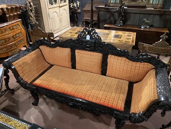 Een rijkelijk gesculpteerde Engels-koloniale sofa met twee bijhorende stoelen, eind 19e eeuw