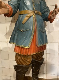 Een grote polychrome houten figuur van een edelman, 18/19e eeuw