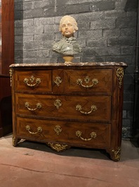 Une commode en placage d'acajou aux montures en bronze dor&eacute; avec le dessus en marbre, France, 18&egrave;me