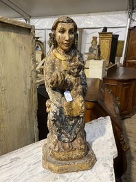 Een polychrome houten 'Sedes Sapientiae' sculptuur, 15/16e eeuw