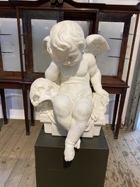 Sculpture d'un putto en deuil en marbre, 20&egrave;me