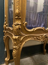 Een rijk gesculpteerde vergulde houten vitrine in Rococo-stijl, 19e eeuw