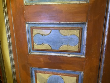 Paire de grandes armoires &agrave; deux portes en bois polychrom&eacute; &agrave; d&eacute;cor de blasons, Italie, 17&egrave;me