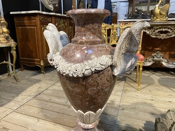 Une paire d'imposants vases en marbre &agrave; d&eacute;cor d'aigles, 20&egrave;me