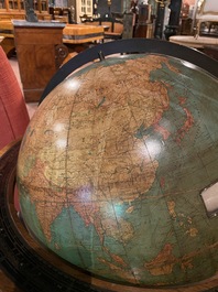 Een grote Amerikaanse bibliotheekglobe met notenhouten standaard, Williams-Pridham/ W &amp; A.K. Johnston Ltd., begin 20e eeuw