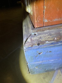 Paire de grandes armoires &agrave; deux portes en bois polychrom&eacute; &agrave; d&eacute;cor de blasons, Italie, 17&egrave;me