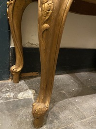 Vitrine de style Rococo en bois richement sculpt&eacute; et dor&eacute;, 19&egrave;me