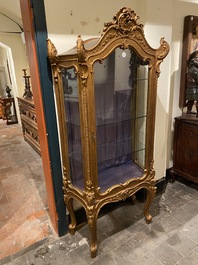 Een rijk gesculpteerde vergulde houten vitrine in Rococo-stijl, 19e eeuw