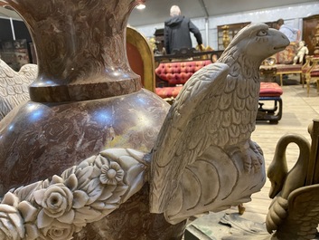 Une paire d'imposants vases en marbre &agrave; d&eacute;cor d'aigles, 20&egrave;me