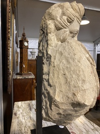 Paire de bustes d'anges en pierre calcaire sur socle en m&eacute;tal, France, 18&egrave;me