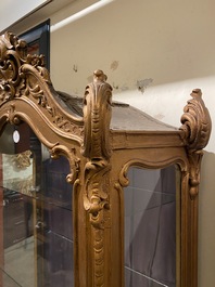 Een rijk gesculpteerde vergulde houten vitrine in Rococo-stijl, 19e eeuw