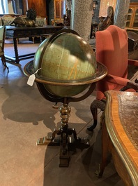 Een grote Amerikaanse bibliotheekglobe met notenhouten standaard, Williams-Pridham/ W &amp; A.K. Johnston Ltd., begin 20e eeuw