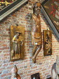 Paire de reliefs en bois sculpt&eacute; et polychrom&eacute; figurant Saint Antoine et un &eacute;v&ecirc;que, 17&egrave;me