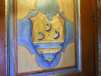 Paire de grandes armoires &agrave; deux portes en bois polychrom&eacute; &agrave; d&eacute;cor de blasons, Italie, 17&egrave;me