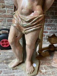 Een polychrome stenen figuur van Sint-Sebastiaan, 17e eeuw