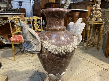 Une paire d'imposants vases en marbre &agrave; d&eacute;cor d'aigles, 20&egrave;me