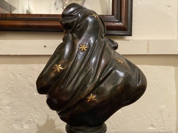 In de stijl van Fr&eacute;d&eacute;ric Eug&egrave;ne Piat (1827-1903): Een paar bustes naar de antieken, gepatineerd en verguld brons op marmeren voet, 19e eeuw