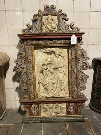 Huisaltaar in polychroom en verguld hout met de Heilige Familie, Itali&euml; of Spanje, 17e eeuw