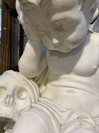 Sculpture d'un putto en deuil en marbre, 20&egrave;me