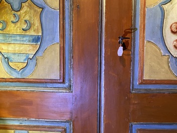 Paire de grandes armoires &agrave; deux portes en bois polychrom&eacute; &agrave; d&eacute;cor de blasons, Italie, 17&egrave;me