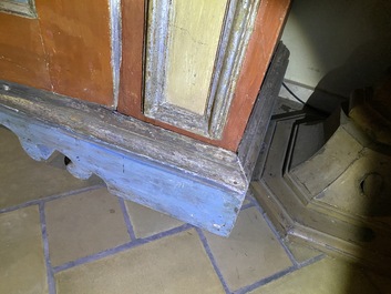 Paire de grandes armoires &agrave; deux portes en bois polychrom&eacute; &agrave; d&eacute;cor de blasons, Italie, 17&egrave;me