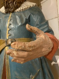 Een grote polychrome houten figuur van een edelman, 18/19e eeuw