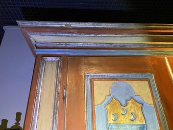 Een paar grote Italiaanse polychrome houten tweedeurskasten met wapenschilden, 17e eeuw