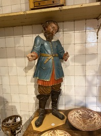 Een grote polychrome houten figuur van een edelman, 18/19e eeuw