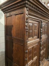 Rare armoire allemande en ch&ecirc;ne sculpt&eacute; sur supports diagonaux orn&eacute;s de lions couch&eacute;s, Westphalie, 16&egrave;me