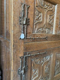 Rare et grande armoire flamande en ch&ecirc;ne &agrave; quatre portes aux panneaux sculpt&eacute;s en X et montures en fer forg&eacute;, Bruges, 1&egrave;re moiti&eacute; du 16&egrave;me