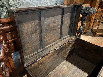 Een Chinese houten koffer, 19/20e eeuw