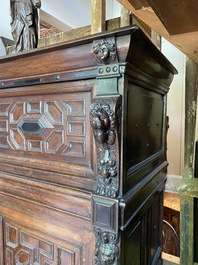 Armoire &agrave; quatre portes en ch&ecirc;ne et ch&ecirc;ne noirci, Flandres, 17&egrave;me