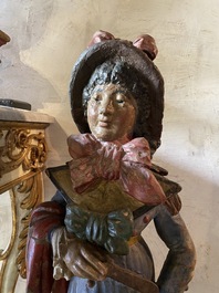 Een paar polychrome terracotta figuren van een man en vrouw, 18/19e eeuw