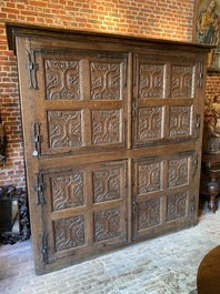 Rare et grande armoire flamande en ch&ecirc;ne &agrave; quatre portes aux panneaux sculpt&eacute;s en X et montures en fer forg&eacute;, Bruges, 1&egrave;re moiti&eacute; du 16&egrave;me