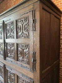 Rare et grande armoire flamande en ch&ecirc;ne &agrave; quatre portes aux panneaux sculpt&eacute;s en X et montures en fer forg&eacute;, Bruges, 1&egrave;re moiti&eacute; du 16&egrave;me