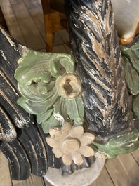 Paire de selettes en bois sculpt&eacute; et polychrome figurant des cygnes orn&eacute;es de fleurs, vers 1900