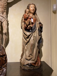 Een grote Vlaamse polychrome en vergulde eikenhouten Madonna met Kind, 2e helft 16e eeuw