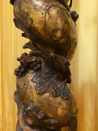 Une paire de colonnes torsad&eacute;es en bois partiellement dor&eacute;es &agrave; d&eacute;cor d'oiseaux et de vignes, probablement Italie, 17/18&egrave;me
