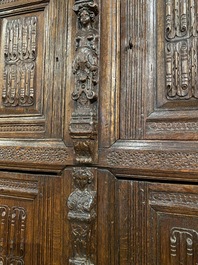 Rare armoire allemande en ch&ecirc;ne sculpt&eacute; sur supports diagonaux orn&eacute;s de lions couch&eacute;s, Westphalie, 16&egrave;me