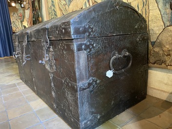 Een Duitse met leder beklede houten koffer met ijzerbeslag, 17e eeuw