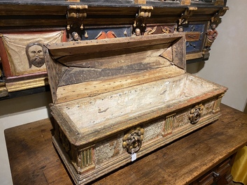 Een polychrome houten koffer met gebombeerd deksel, Itali&euml;, 2e helft 16e eeuw