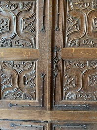 Rare et grande armoire flamande en ch&ecirc;ne &agrave; quatre portes aux panneaux sculpt&eacute;s en X et montures en fer forg&eacute;, Bruges, 1&egrave;re moiti&eacute; du 16&egrave;me